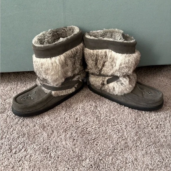 Manitobah Gray Suede Beaded Mukluks Women’s Size 9 - Picture 7 of 9